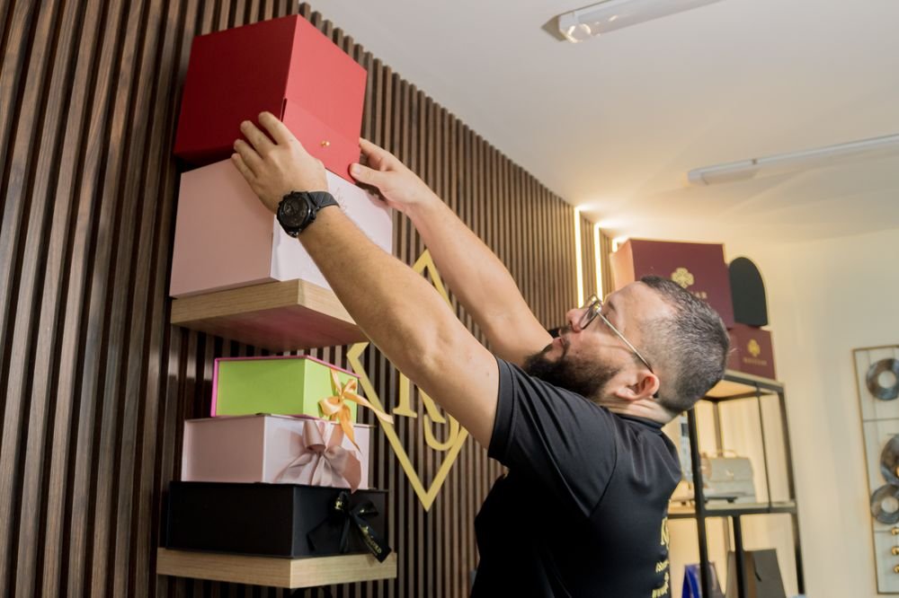 Organizando el showroom de cajas Kjas & Stilo